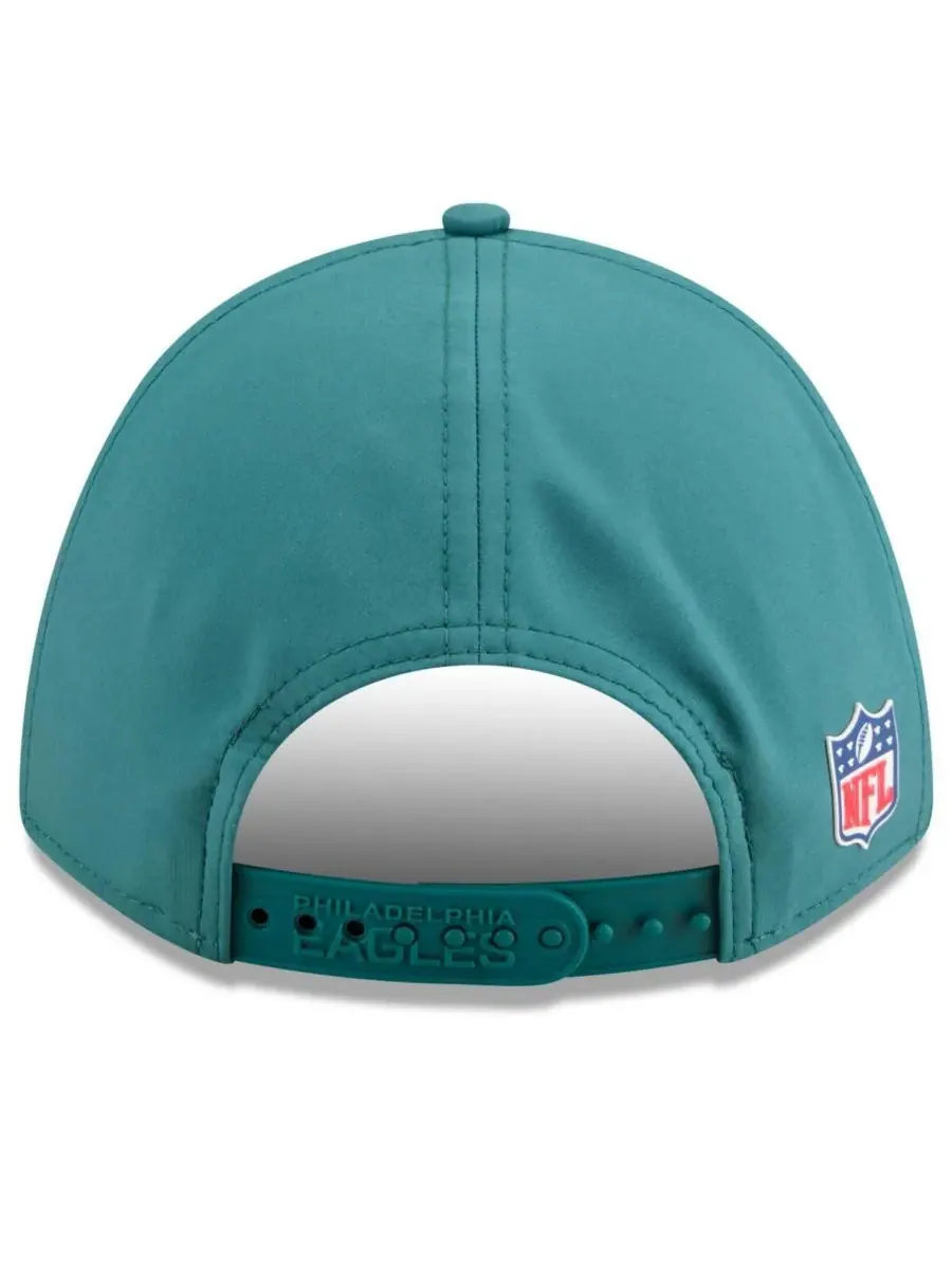New Era Мужская кепка Philadelphia Eagles 2025 Sideline M-Crown 9FORTY с регулируемой застежкой — изображение 3 из 5, зеленый
