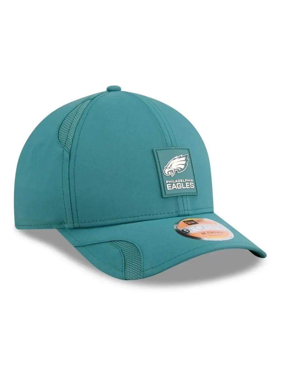 New Era Мужская кепка Philadelphia Eagles 2025 Sideline M-Crown 9FORTY с регулируемой застежкой — изображение 4 из 5, зеленый