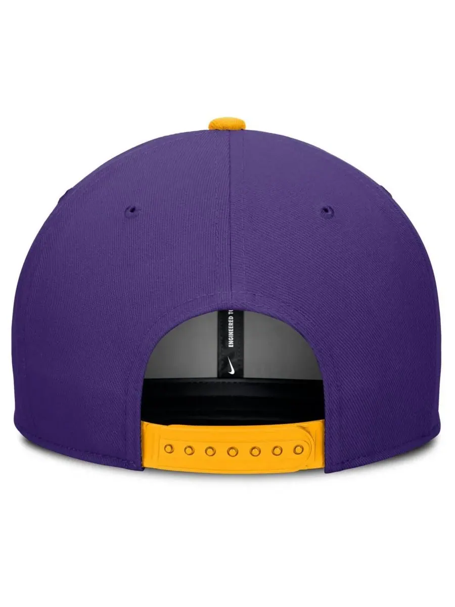 Nike Мужская фиолетово-кремовая кепка-снепбек LSU Tigers Pro Legacy Script — изображение 3 из 4, фиолетовый кремовый