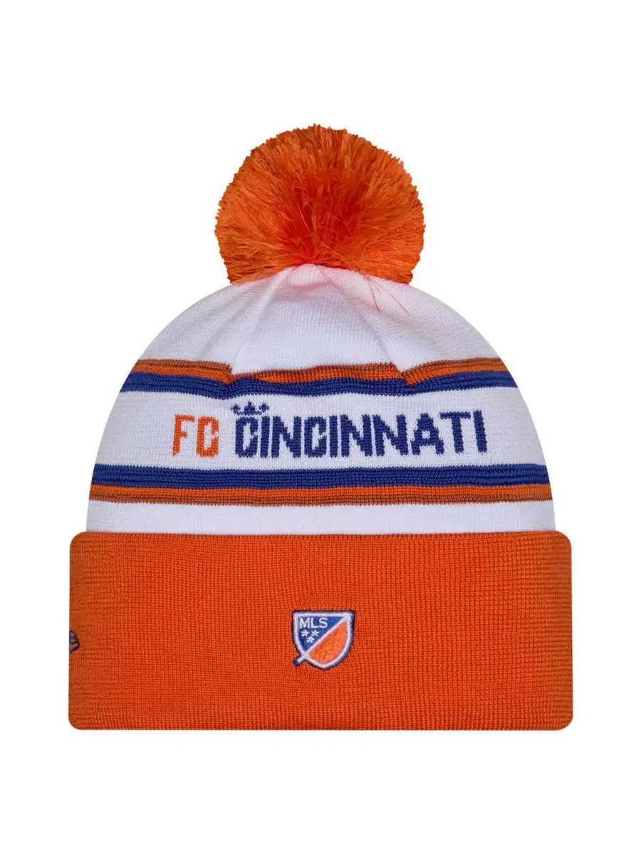Вязаная шапка с отворотом и помпоном FC Cincinnati 2026 Jersey Hook Cuffed Knit Hat New Era — изображение 2 из 3