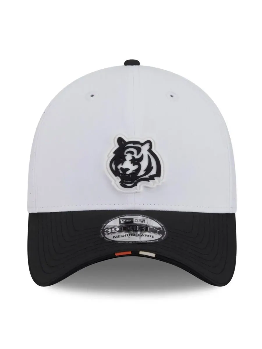 New Era Мужская бело-черная кепка Cincinnati Bengals 2025 NFL Training Camp 39THIRTY Flex Hat — изображение 2 из 4
