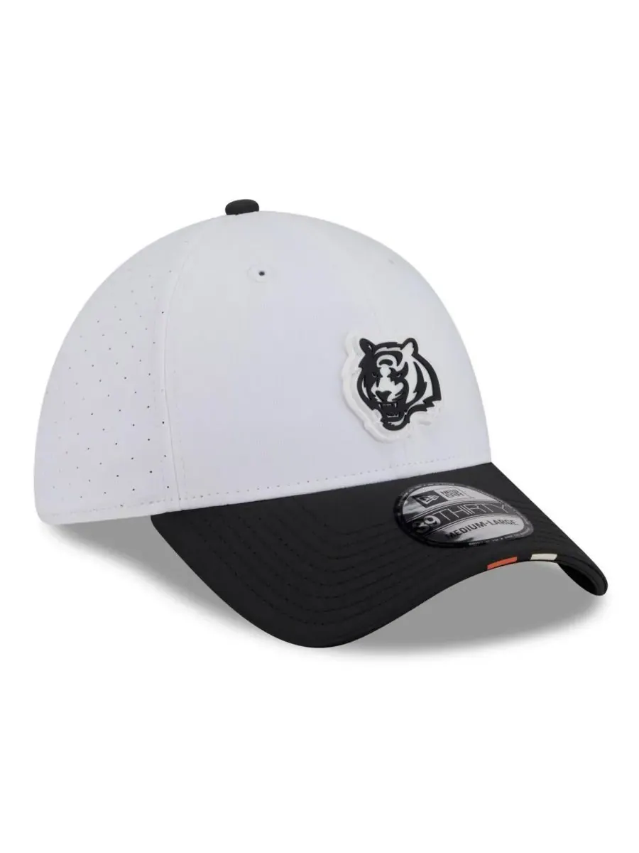 New Era Мужская бело-черная кепка Cincinnati Bengals 2025 NFL Training Camp 39THIRTY Flex Hat — изображение 3 из 4