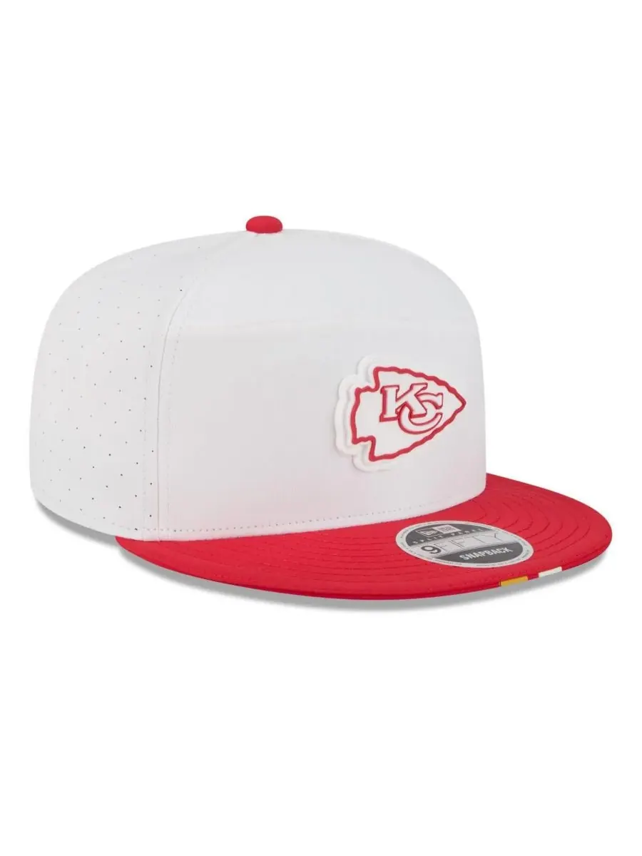 New Era Мужская бело-красная бейсболка Kansas City Chiefs 2025 NFL Training Camp Split Panel 9FIFTY — изображение 3 из 4