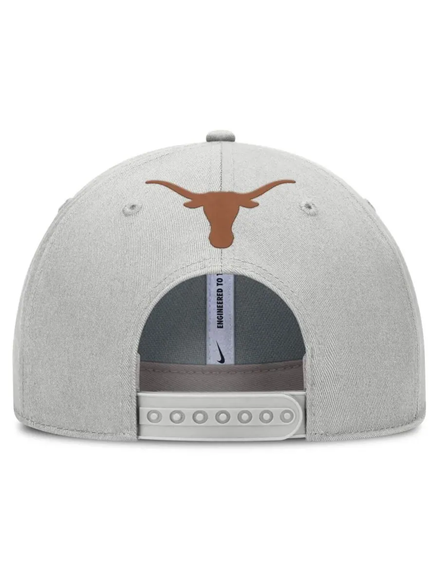 Nike Мужская серая бейсболка Texas Longhorns 2025 Sideline Dust с регулируемой высотой и зауженным — изображение 4 из 4