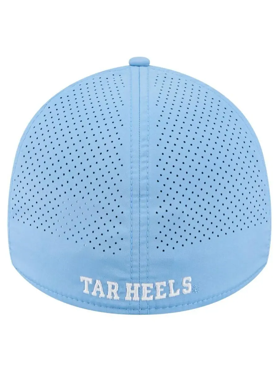 New Era Мужская бейсболка North Carolina Tar Heels Rope 39THIRTY Flex Hat цвета Carolina Blue — изображение 3 из 4