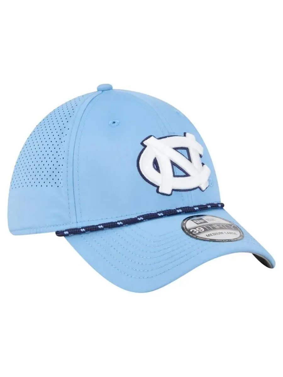 New Era Мужская бейсболка North Carolina Tar Heels Rope 39THIRTY Flex Hat цвета Carolina Blue — изображение 4 из 4