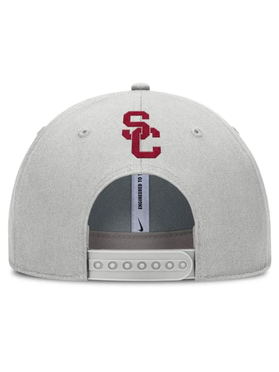 Nike Мужская серая бейсболка USC Trojans 2025 Sideline Dust с регулируемой высотой и зауженным — изображение 4 из 4, серый