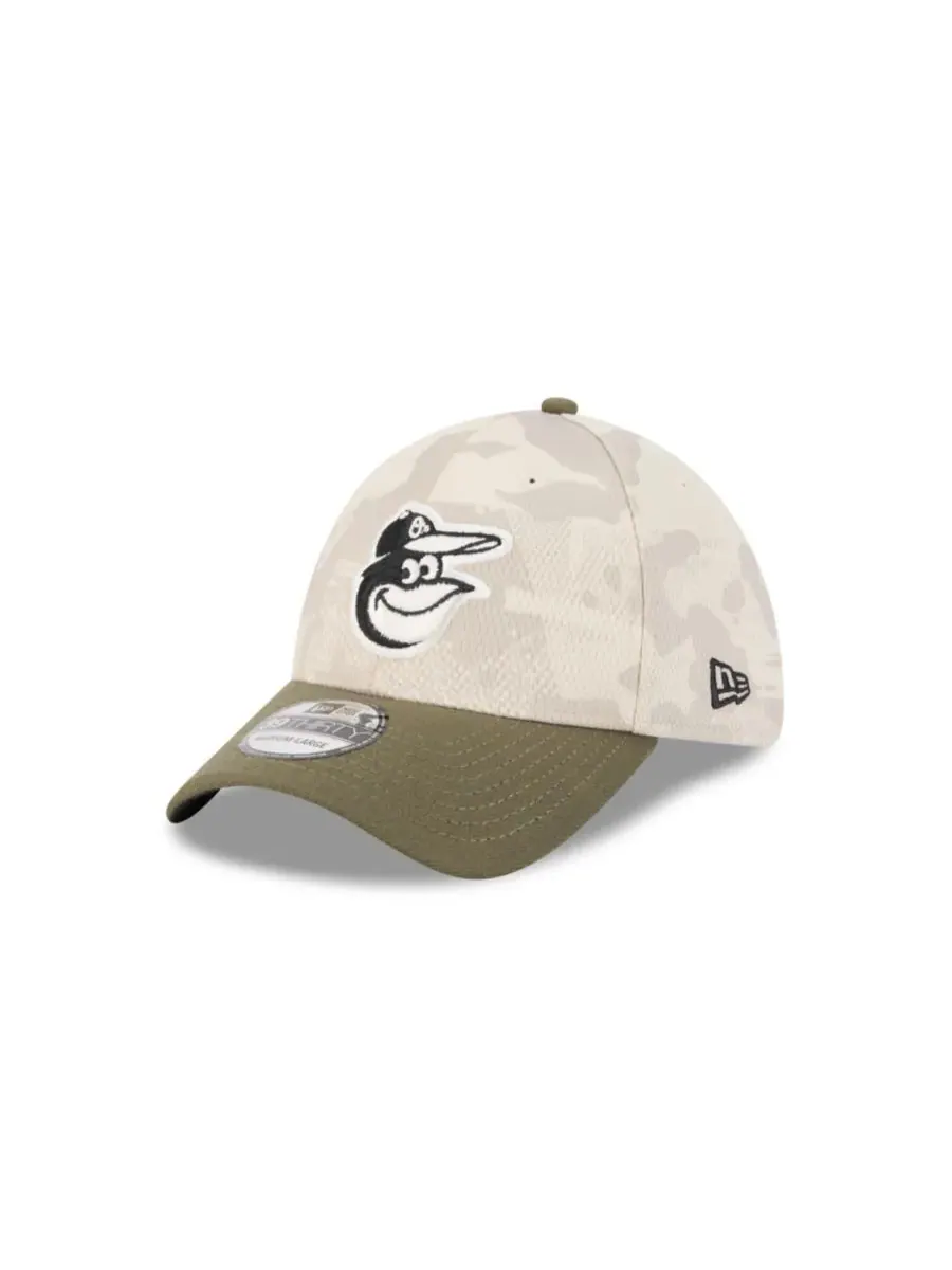 New Era Мужская светло-бежевая/оливковая кепка Baltimore Orioles ко Дню вооруженных сил 2025 года — изображение 1 из 7