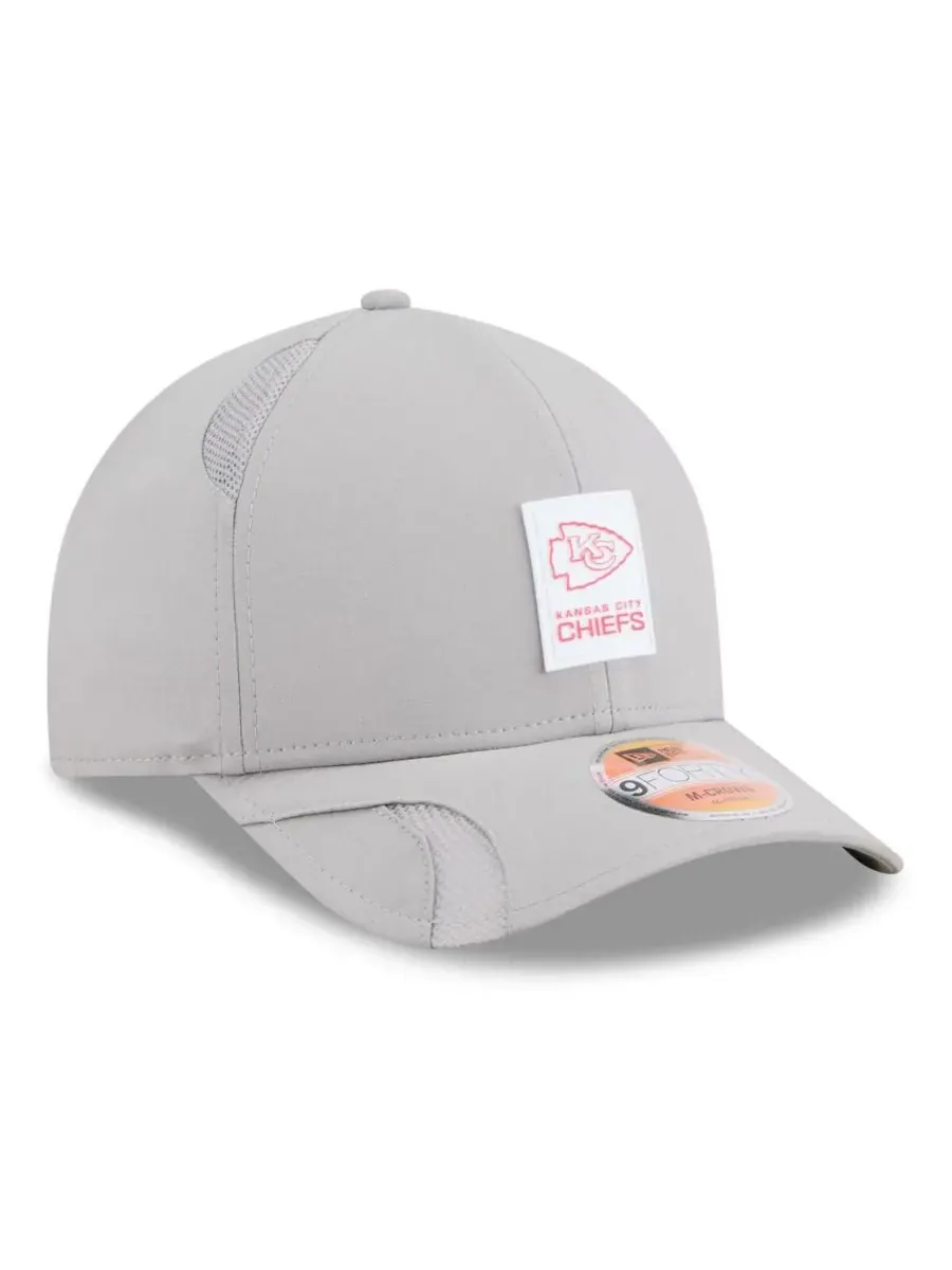 New Era Мужская серая регулируемая бейсболка Kansas City Chiefs 2025 Sideline M-Crown 9FORTY — изображение 3 из 5, серый