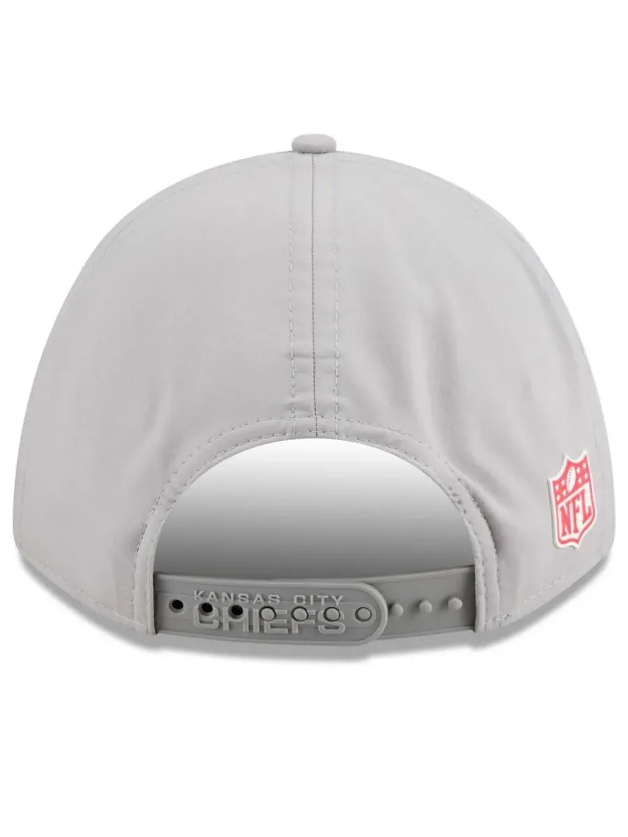 New Era Мужская серая регулируемая бейсболка Kansas City Chiefs 2025 Sideline M-Crown 9FORTY — изображение 4 из 5, серый