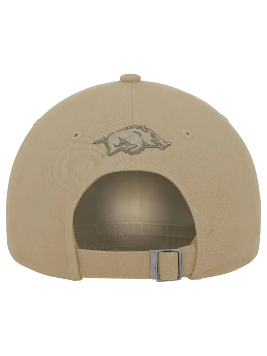 Бейсболка с вышивкой Arkansas Razorbacks Club Nike — изображение 3 из 3, бежевый