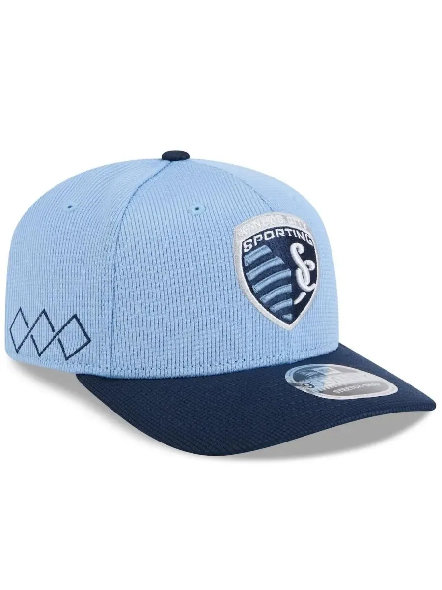 New Era Мужская кепка Sporting Kansas City 2025 небесно-голубого/темно-синего цвета с — изображение 1 из 5, светлый синий