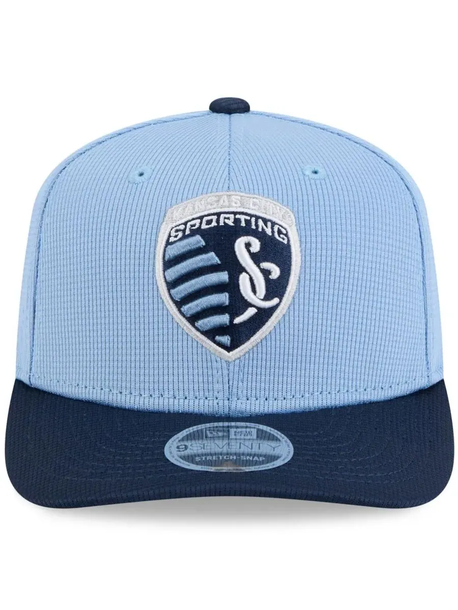 New Era Мужская кепка Sporting Kansas City 2025 небесно-голубого/темно-синего цвета с — изображение 2 из 5, светлый синий