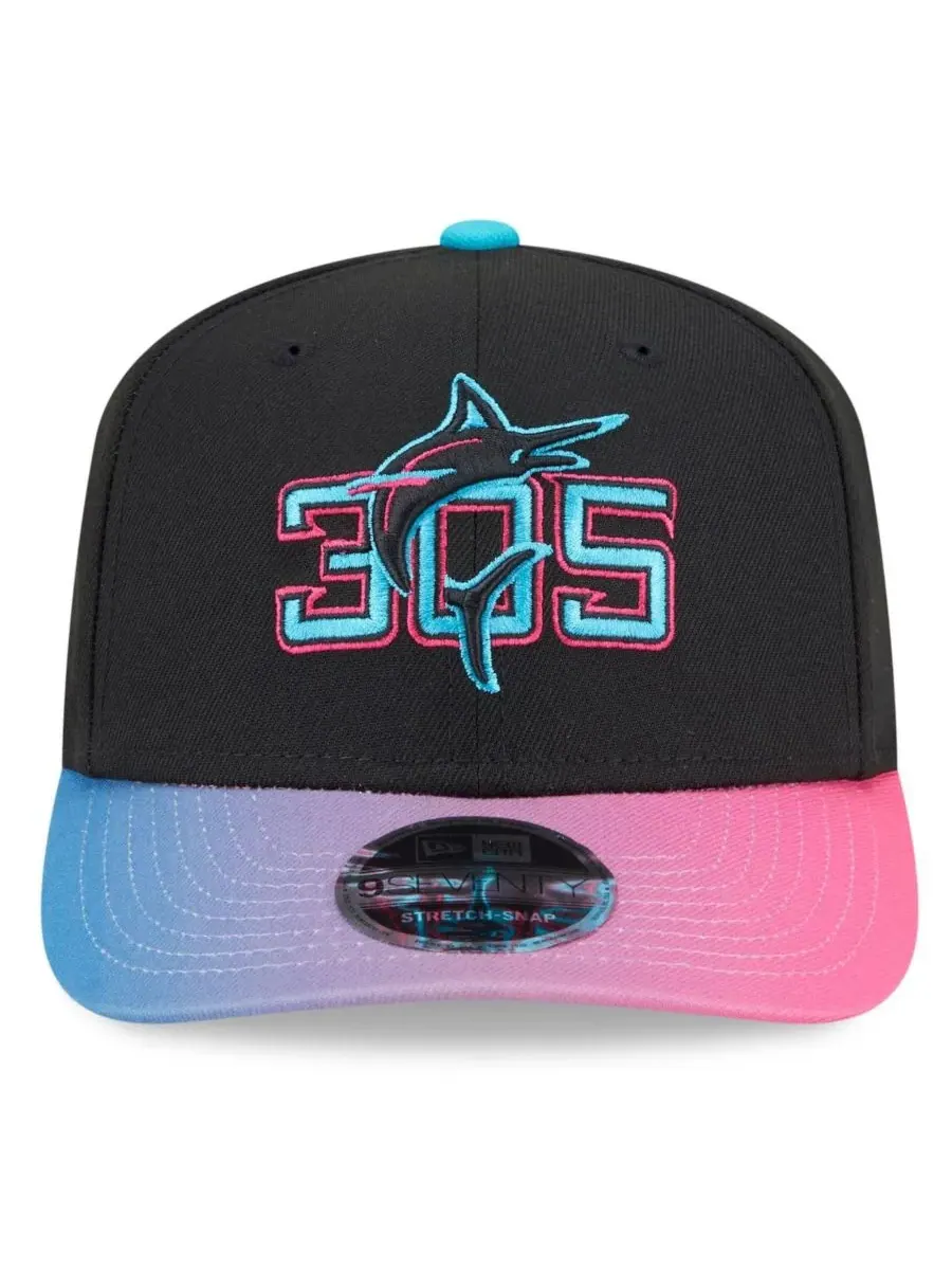 New Era Мужская кепка Miami Marlins 2025 City Connect 9SEVENTY с регулируемым размером — изображение 3 из 4, черный розовый