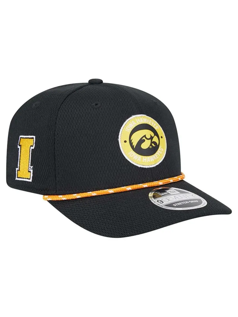 New Era Мужская черная кепка COOLERA 9SEVENTY Iowa Hawkeyes с эластичной застежкой-кнопкой — изображение 1 из 5, черный
