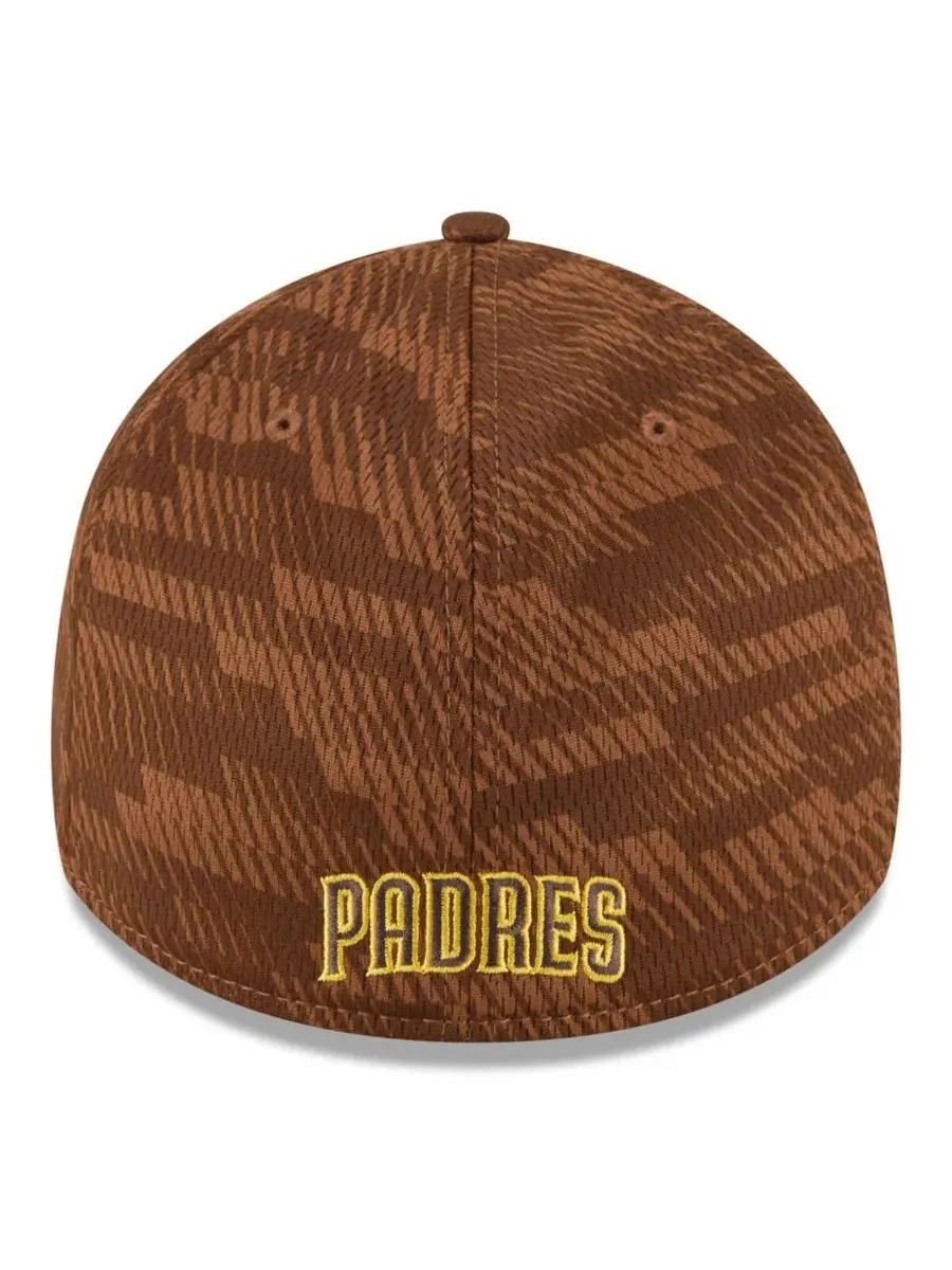 New Era Мужская коричневая бейсболка San Diego Padres 2025 MLB Clubhouse 39THIRTY Flex Hat — изображение 2 из 5, коричневый