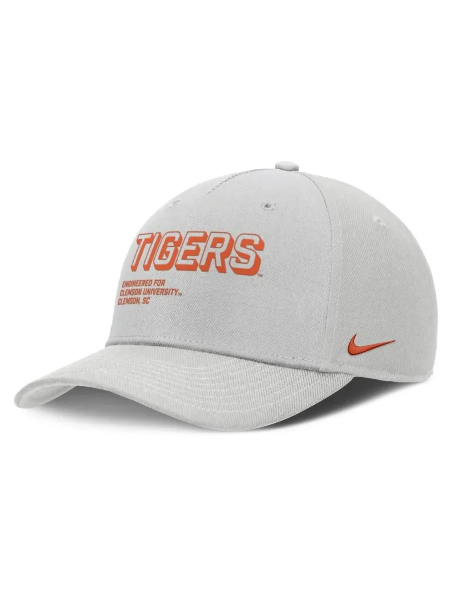 Nike Мужская серая бейсболка Clemson Tigers 2025 Sideline Dust с регулируемой высотой и зауженным — изображение 1 из 4, серый