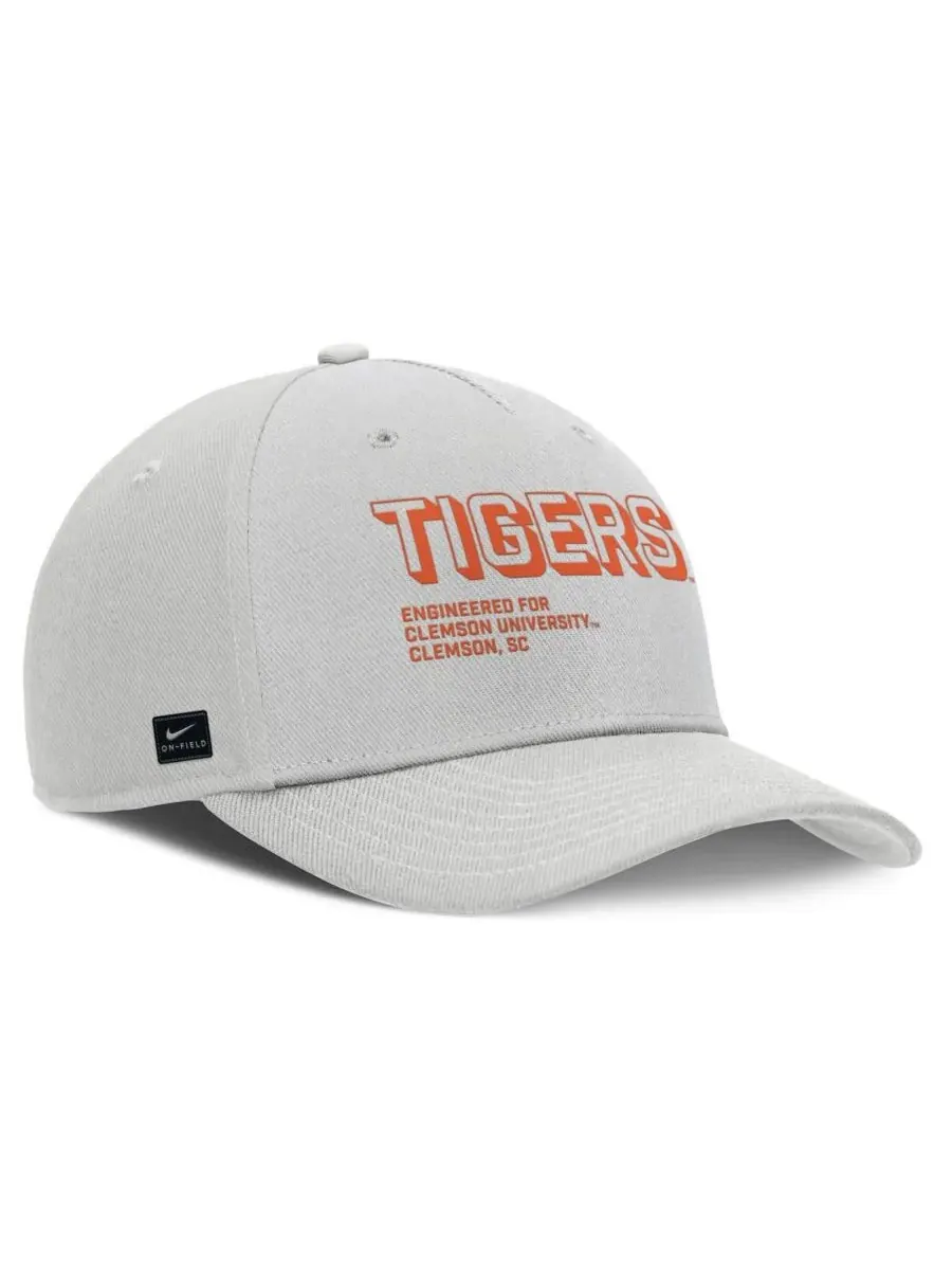 Nike Мужская серая бейсболка Clemson Tigers 2025 Sideline Dust с регулируемой высотой и зауженным — изображение 3 из 4, серый
