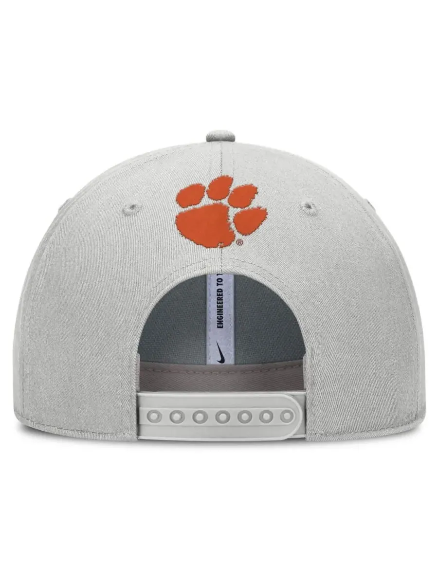 Nike Мужская серая бейсболка Clemson Tigers 2025 Sideline Dust с регулируемой высотой и зауженным — изображение 4 из 4, серый