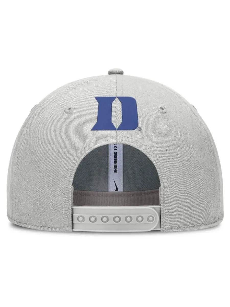 Nike Мужская серая бейсболка Duke Blue Devils 2025 Sideline Dust с регулируемой высотой и зауженным — изображение 4 из 4
