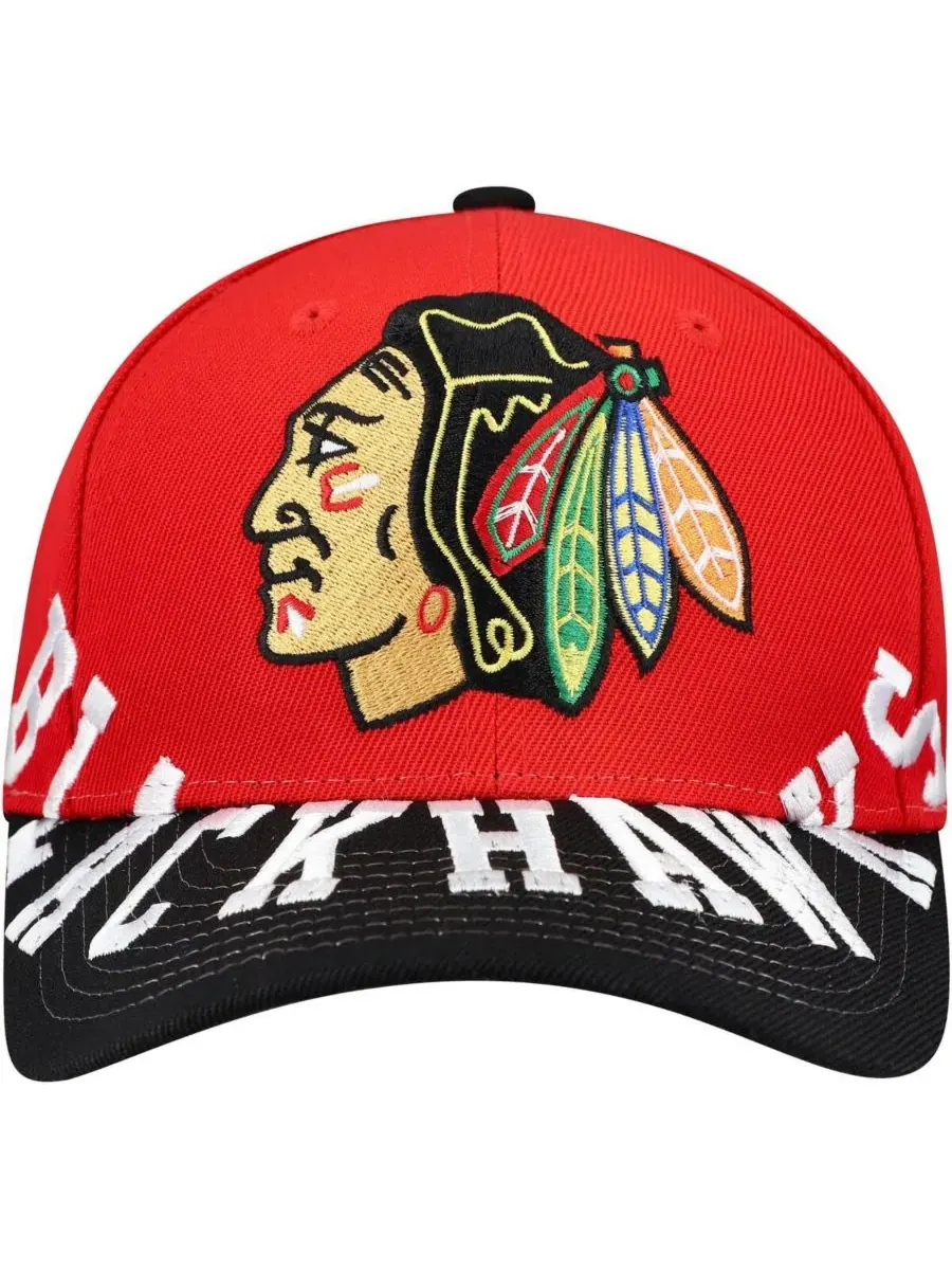 Mitchell & Ness Мужская красно-черная бейсболка Chicago Blackhawks Underarch Two-Tone Pro Crown — изображение 2 из 4