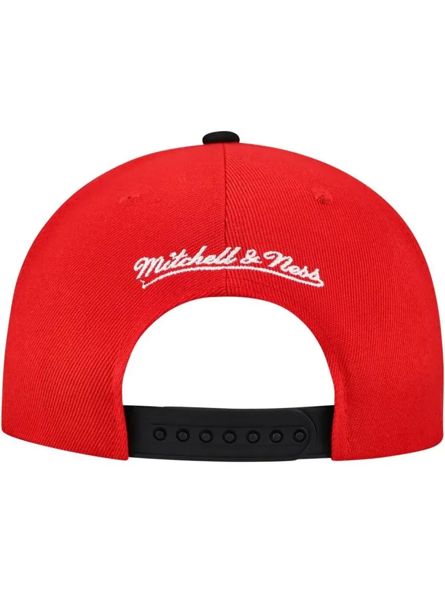 Mitchell & Ness Мужская красно-черная бейсболка Chicago Blackhawks Underarch Two-Tone Pro Crown — изображение 4 из 4