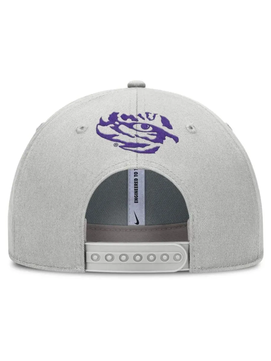 Nike Мужская серая кепка LSU Tigers 2025 Sideline Dust с регулируемой высотой и зауженным верхом — изображение 4 из 4, серый