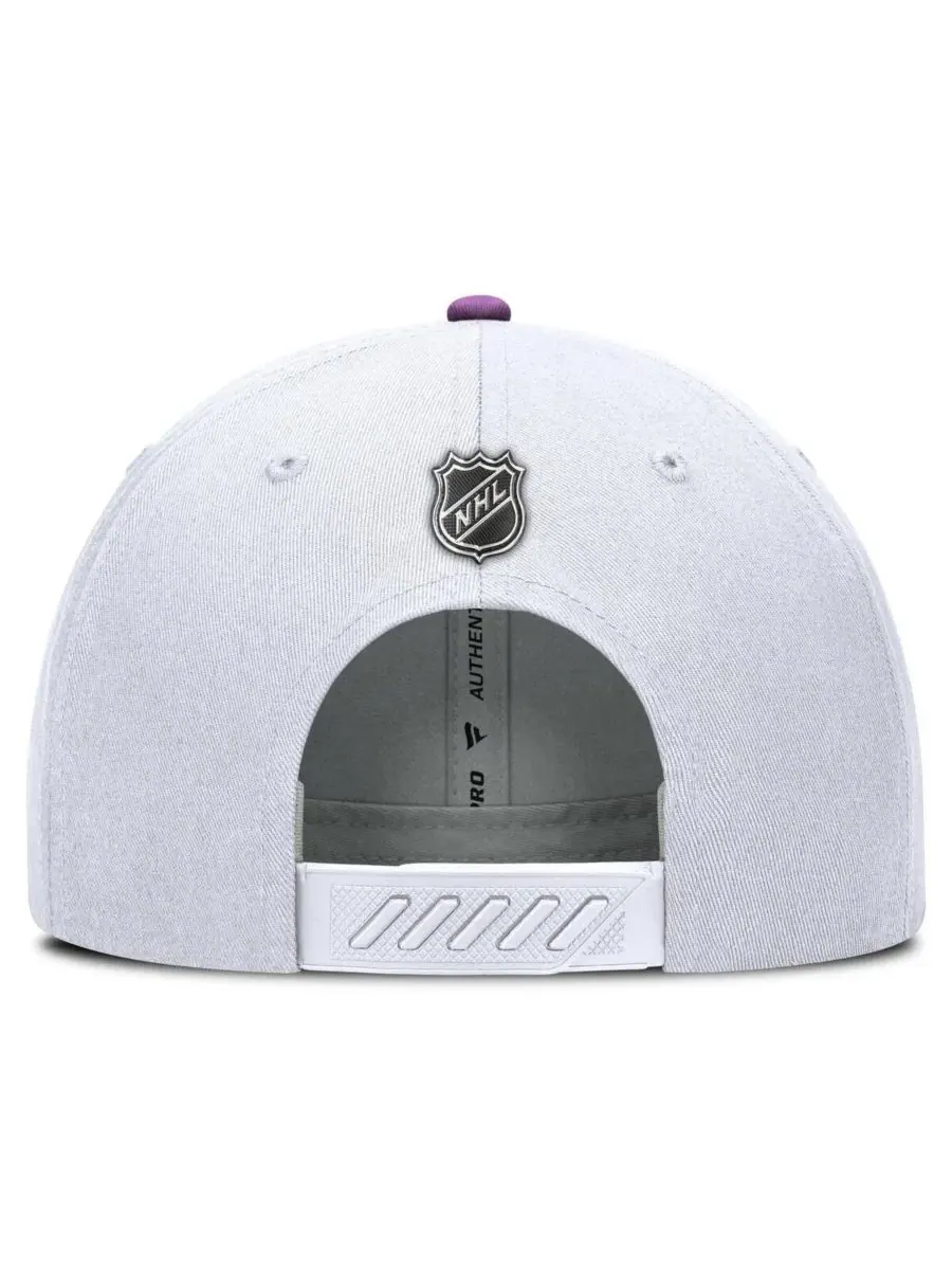 Fanatics Мужская белая регулируемая кепка Vegas Golden Knights Authentic Pro Hockey Fights Cancer — изображение 4 из 4, белый