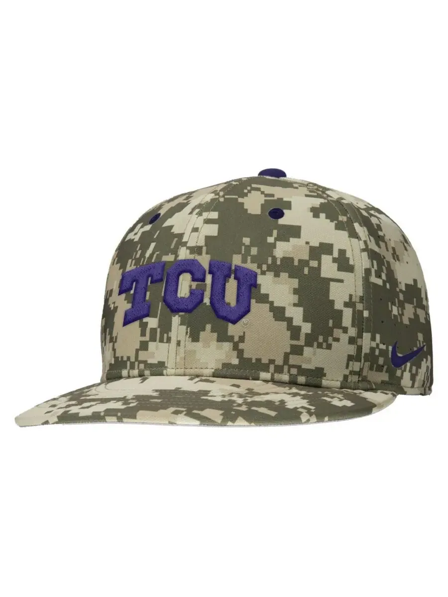 Nike Мужская бейсбольная кепка с цифровым камуфляжным рисунком TCU Horned Frogs для игры на поле — изображение 1 из 3