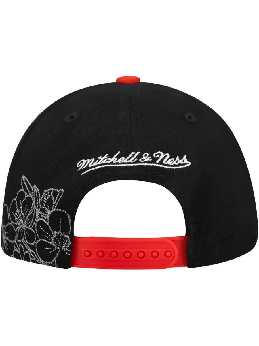 Mitchell & Ness Черно-красная регулируемая бейсболка Chicago Blackhawks May Flowers Pro Crown — изображение 2 из 4
