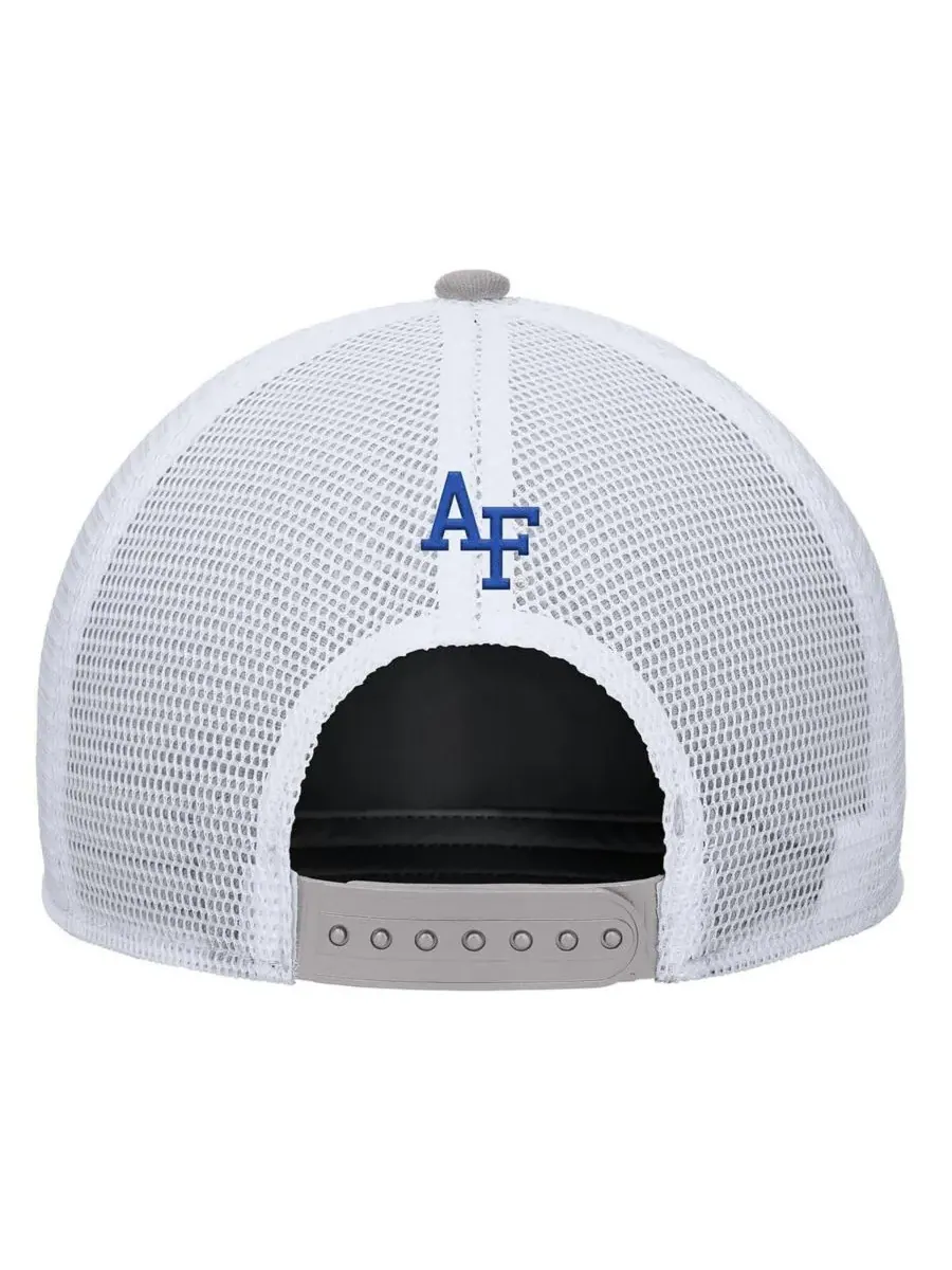 Nike Мужская регулируемая бейсболка Air Force Falcons 2025 On-Field Rise Trucker Performance цвета — изображение 2 из 2