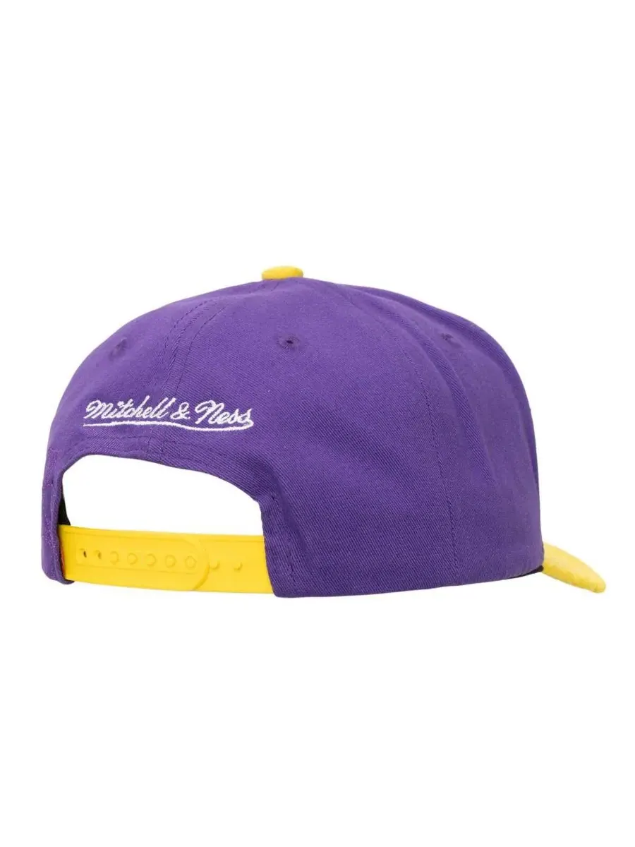 Mitchell & Ness Мужская регулируемая кепка Los Angeles Lakers с фиолетово-золотыми майскими цветами — изображение 2 из 3