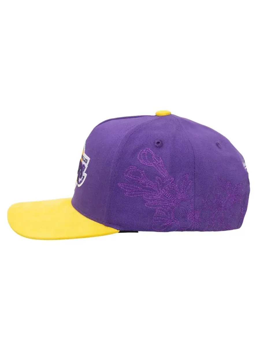 Mitchell & Ness Мужская регулируемая кепка Los Angeles Lakers с фиолетово-золотыми майскими цветами — изображение 3 из 3