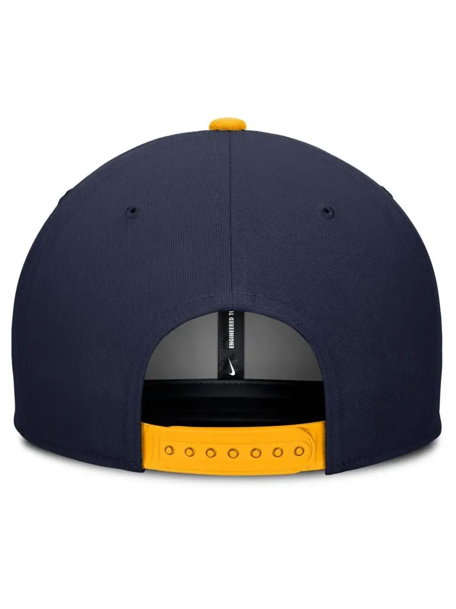 Nike Мужская кепка West Virginia Mountaineers Pro Legacy Script Snapback темно-синего/кремового — изображение 2 из 4