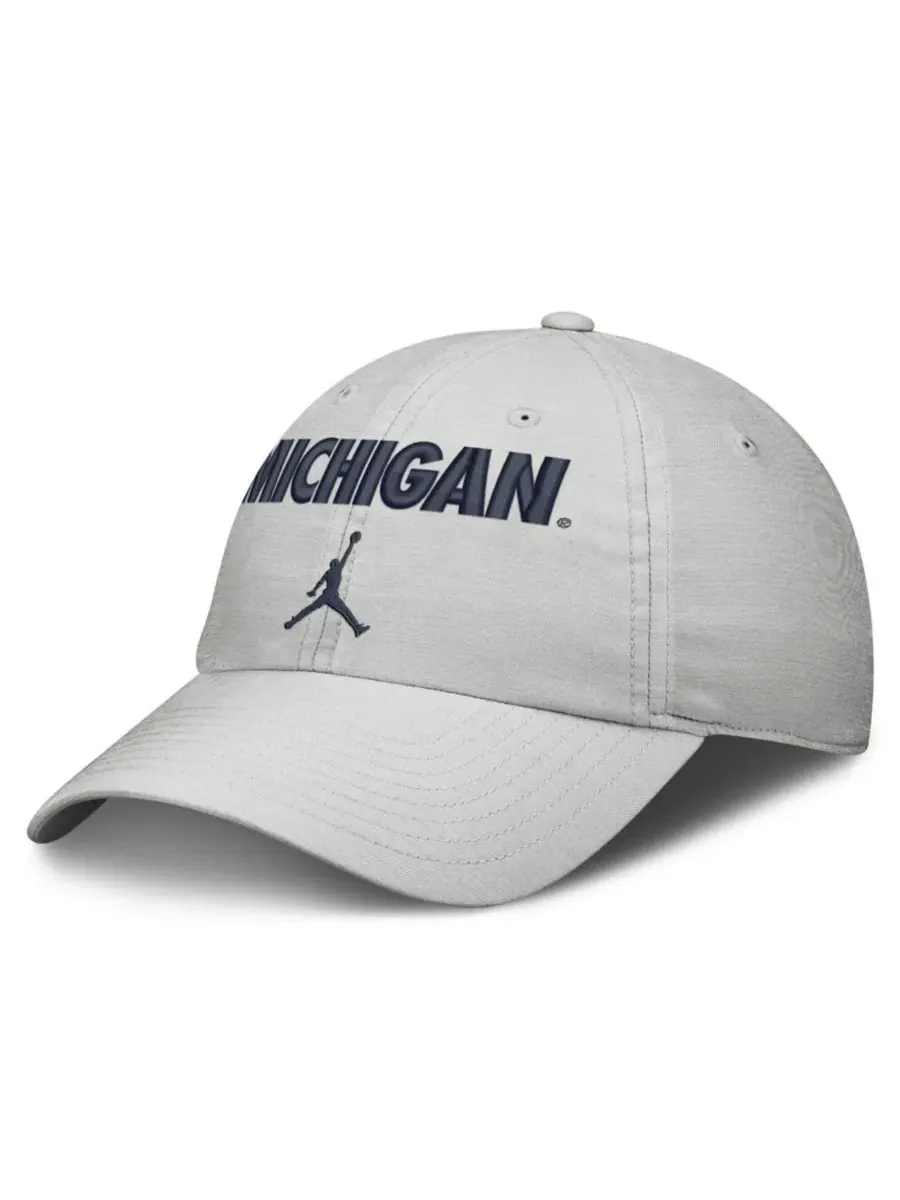 Кепка с вышивкой Michigan Wolverines 2026 On-Field Gameday Club Jordan — изображение 1 из 4, серый
