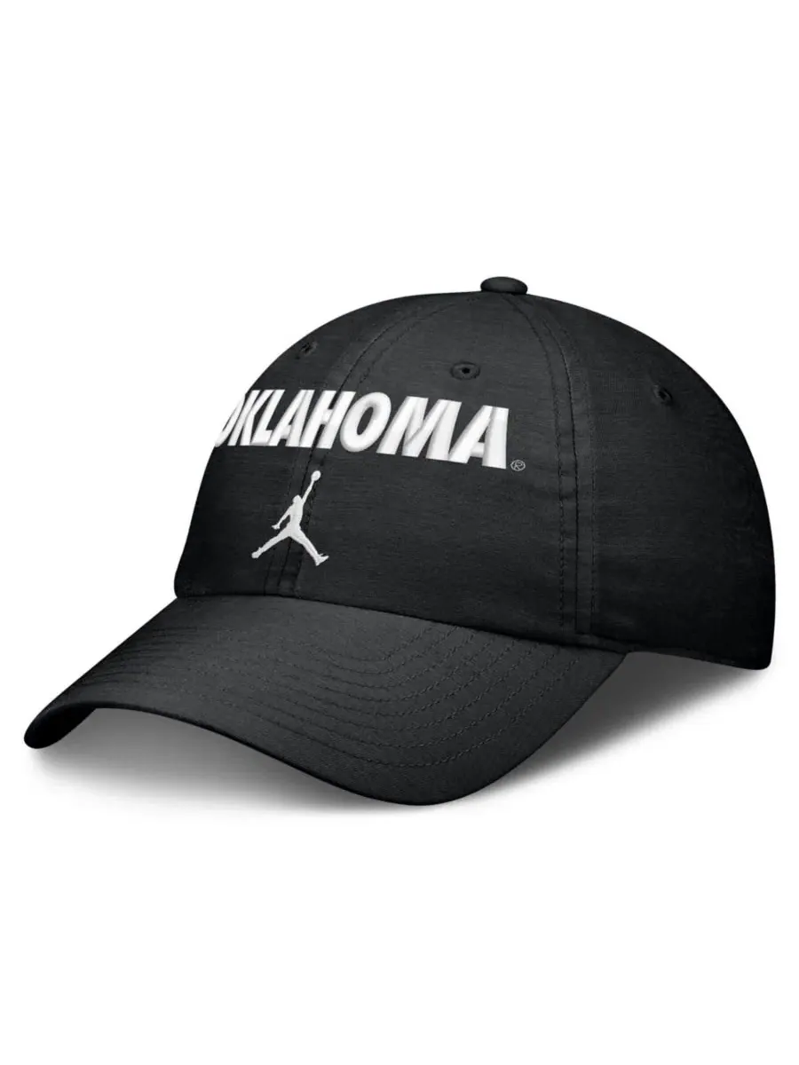 Кепка с вышивкой Oklahoma Sooners 2026 On-Field Gameday Club Jordan — изображение 1 из 4, черный