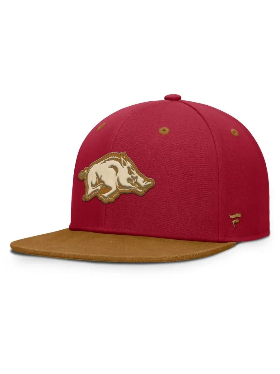 Fanatics Мужская бейсболка Arkansas Razorbacks цвета «кардинально-коричневый» (Cardinal/Brown) с — изображение 1 из 4