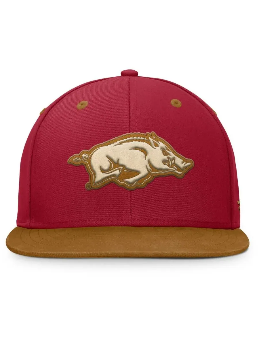 Fanatics Мужская бейсболка Arkansas Razorbacks цвета «кардинально-коричневый» (Cardinal/Brown) с — изображение 2 из 4