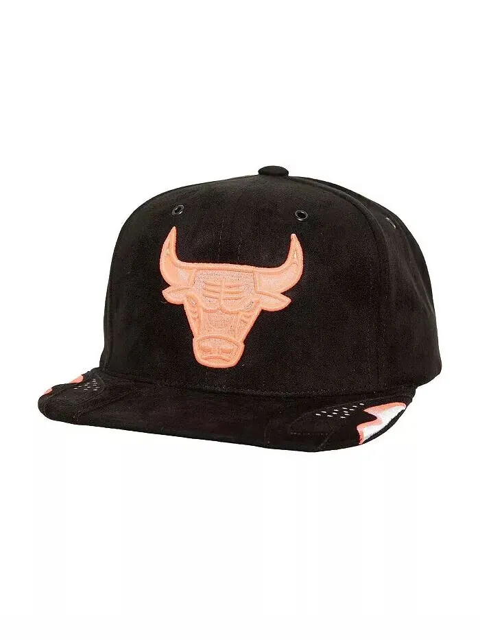 Мужская черная бейсболка Chicago Bulls Day 6 Mitchell & Ness — изображение 1 из 3