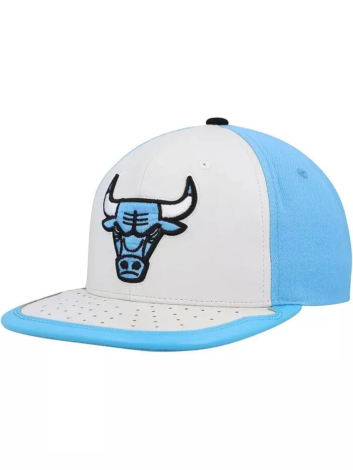 Мужская белая, светло-голубая бейсболка Chicago Bulls Day One Mitchell & Ness — изображение 1 из 4