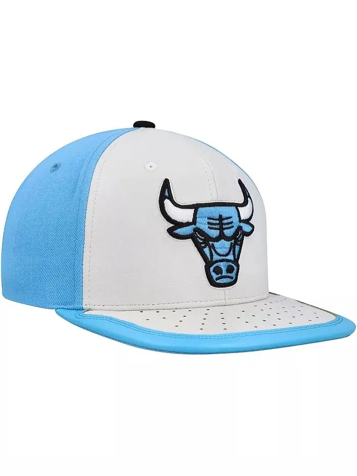 Мужская белая, светло-голубая бейсболка Chicago Bulls Day One Mitchell & Ness — изображение 3 из 4