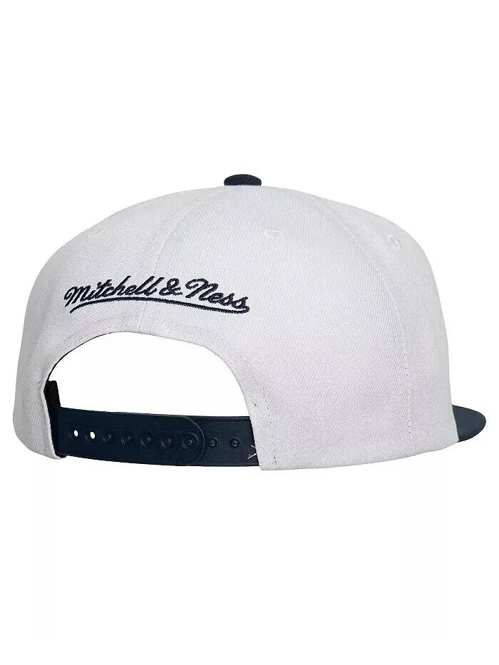 Мужская белая бейсболка Toronto Maple Leafs Core Team Ground 2.0 Snapback Mitchell & Ness — изображение 2 из 3