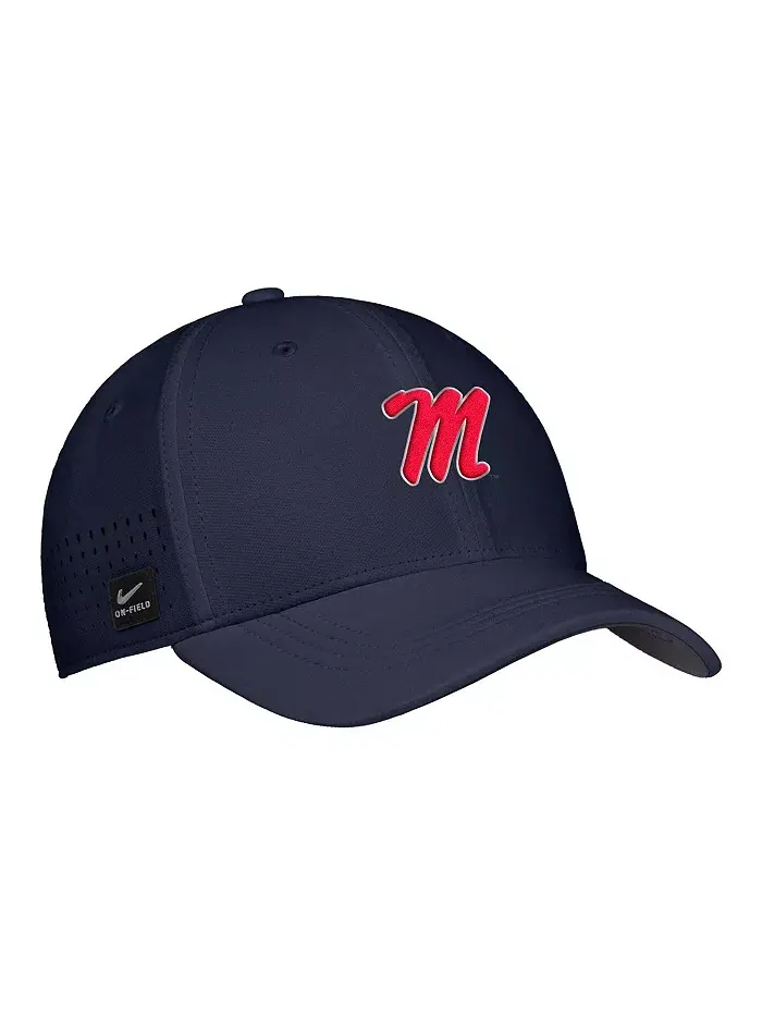 Мужская темно-синяя бейсболка Ole Miss Rebels 2025 On-Field Performance Flex Nike — изображение 1 из 3