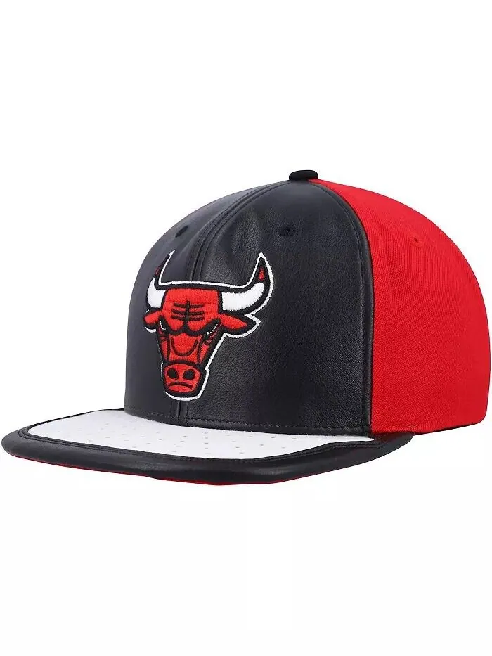 Мужская черно-белая бейсболка Chicago Bulls Day One Snapback Mitchell & Ness — изображение 1 из 4