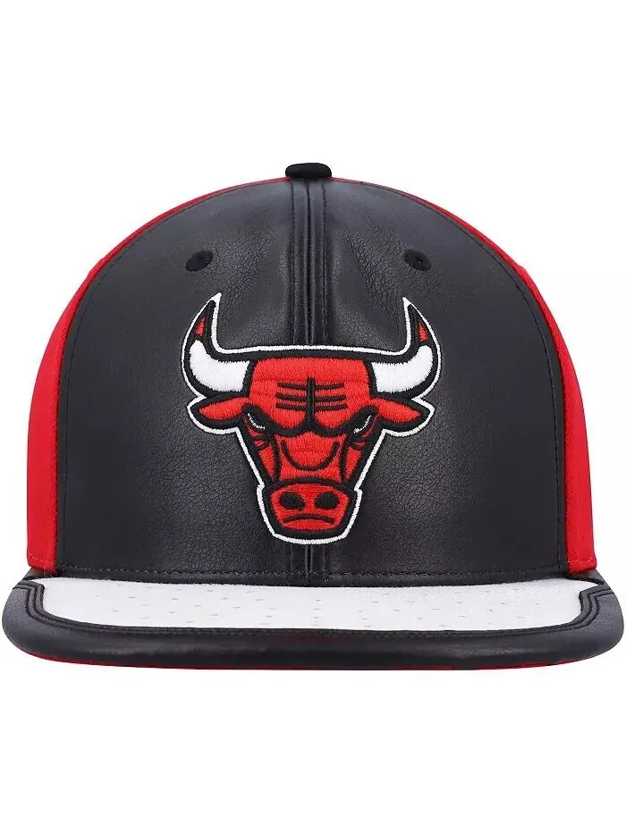 Мужская черно-белая бейсболка Chicago Bulls Day One Snapback Mitchell & Ness — изображение 2 из 4