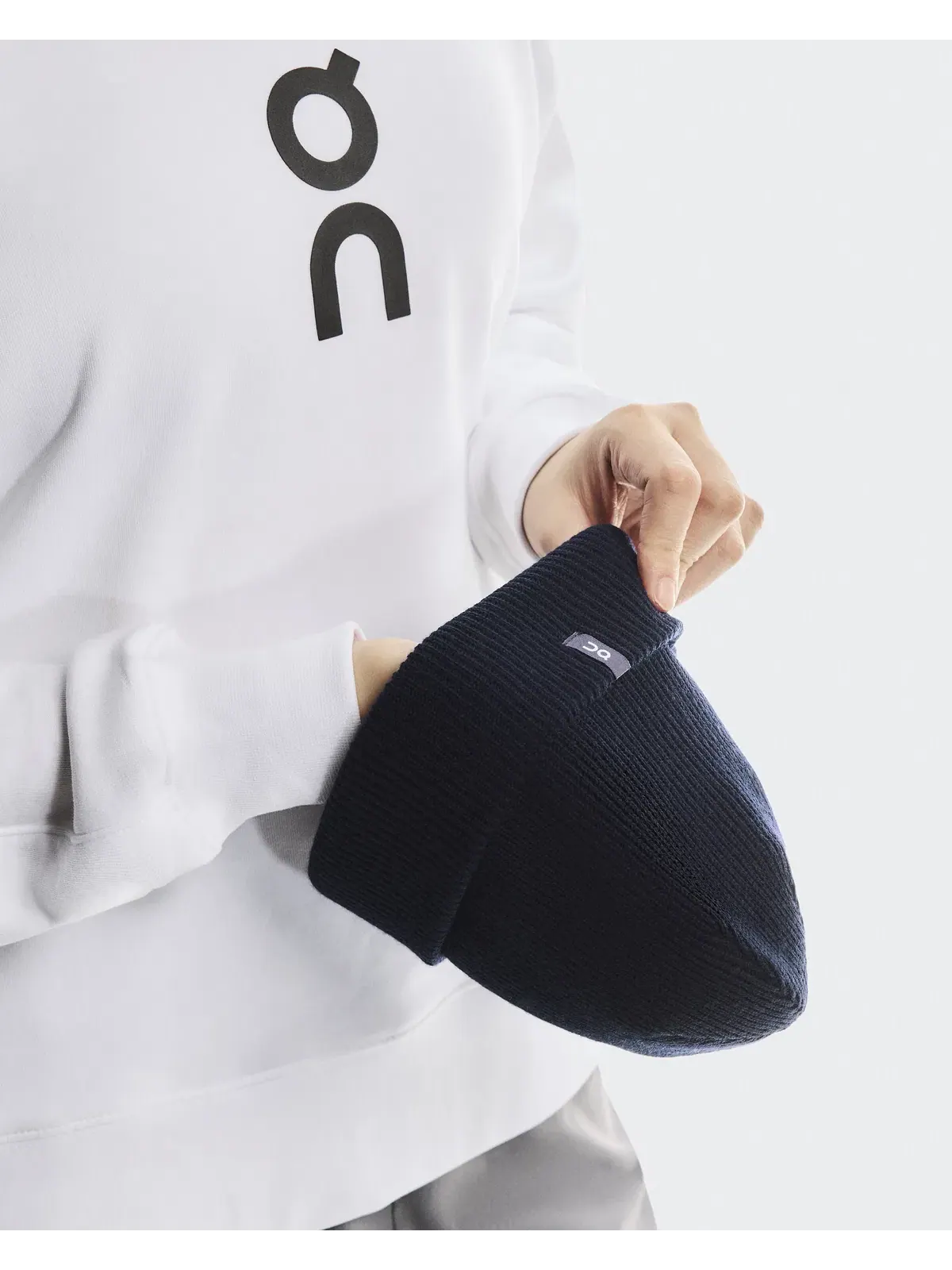 Шапка бини из шерсти мериноса с отворотом Merino Beanie On — изображение 6 из 7, синий