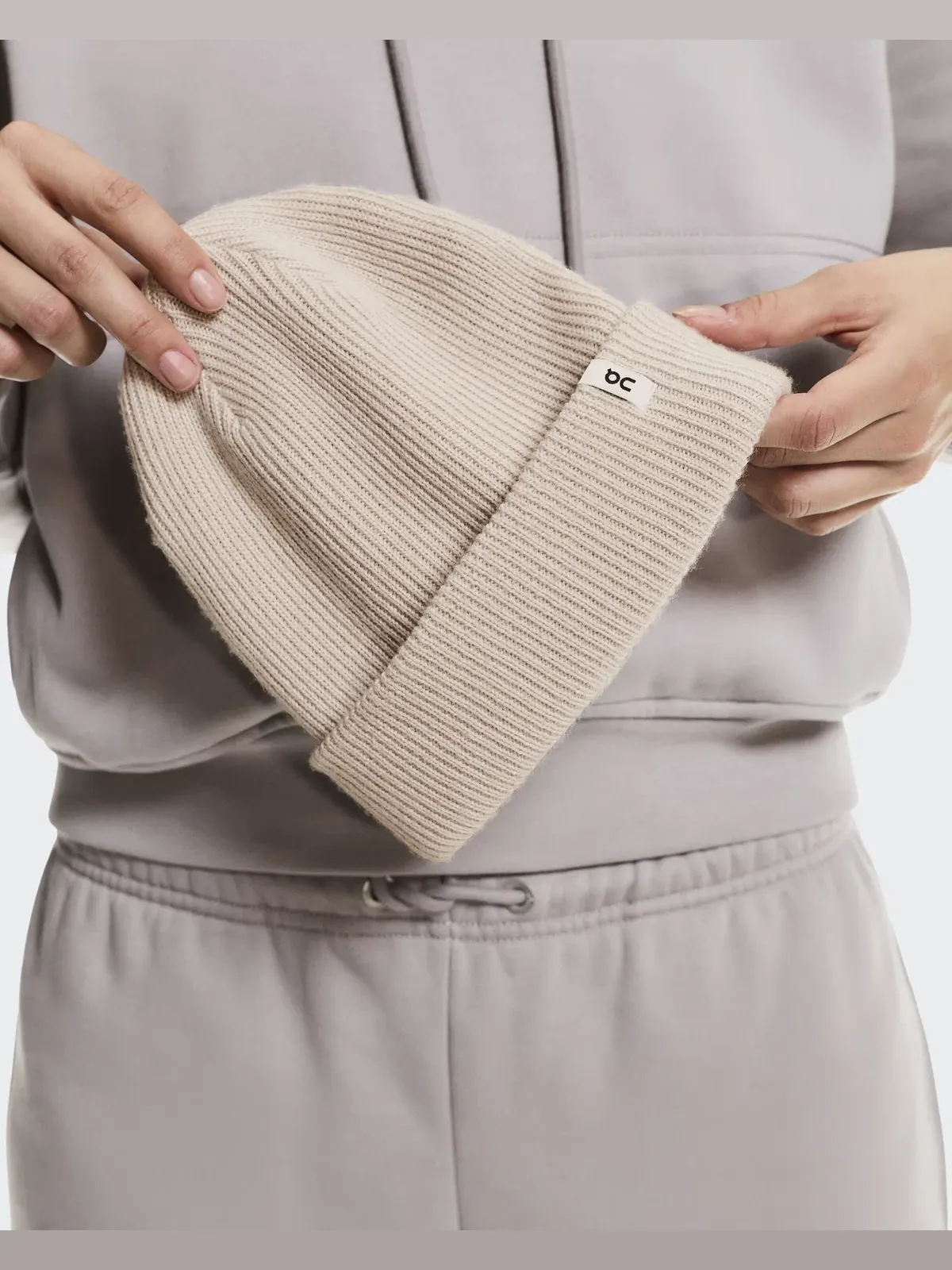 Шапка бини из шерсти мериноса с отворотом Merino Beanie On — изображение 6 из 7, овсяный