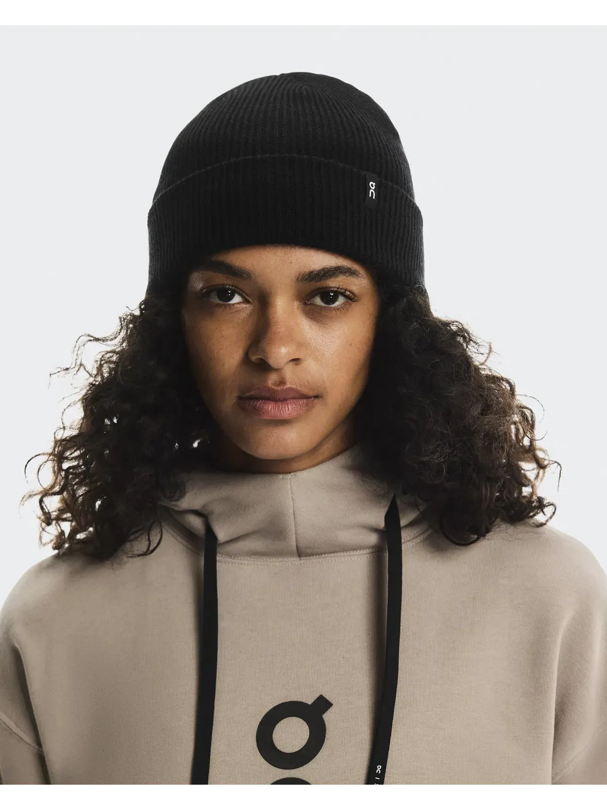 Шапка бини из шерсти мериноса On Merino Beanie — изображение 2 из 6, черный