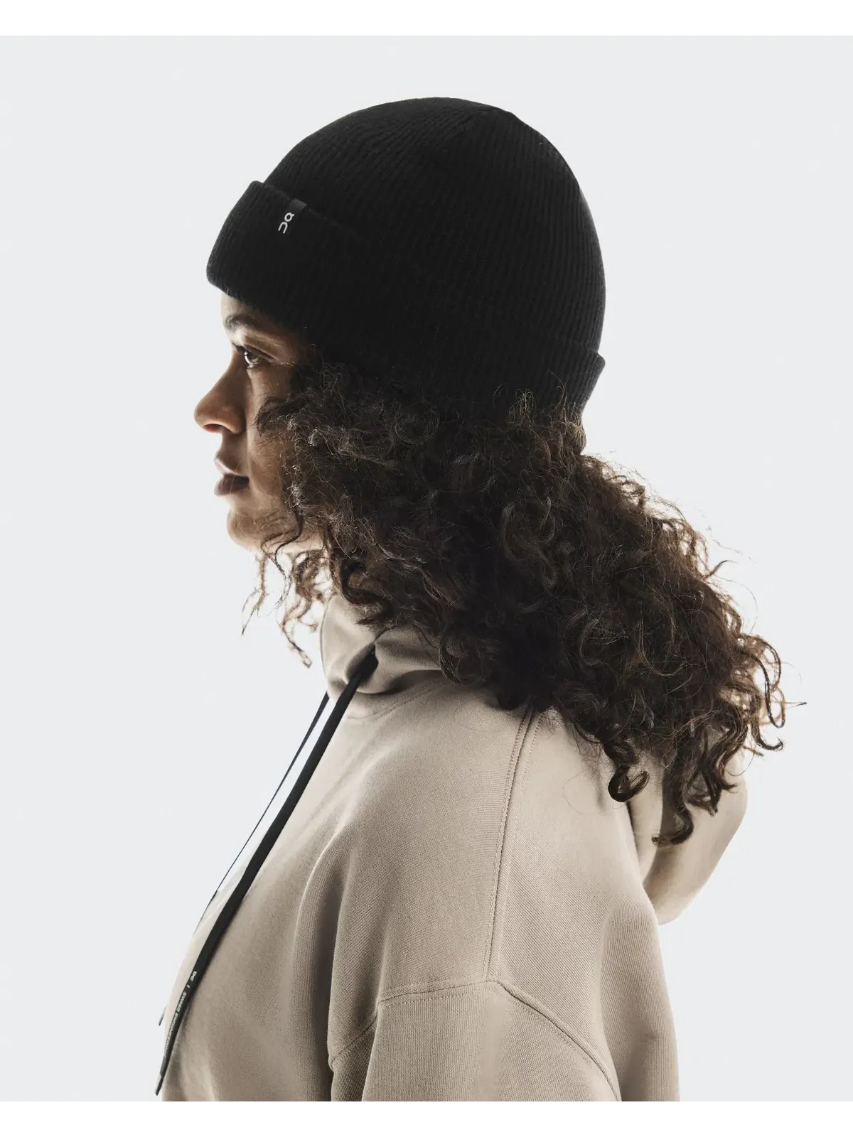 Шапка бини из шерсти мериноса On Merino Beanie — изображение 4 из 6, черный