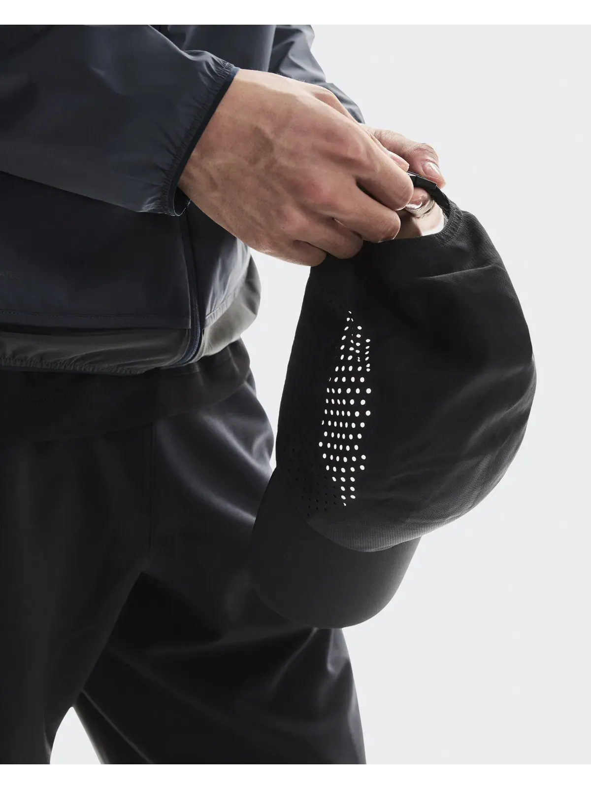 Бейсболка для бега легкая с перфорацией Lightweight Cap On — изображение 6 из 7, черный